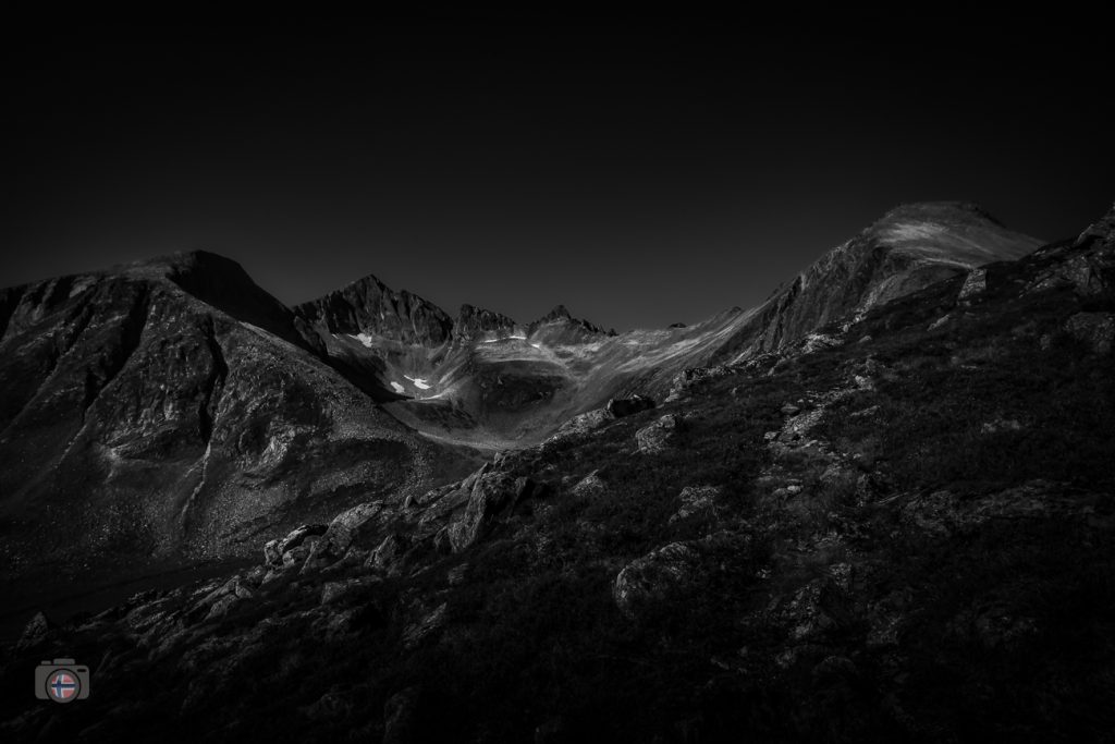 Schwarzweißaufnahme einer rauen norwegischen Berglandschaft mit hartem Fels und dramatischer Lichtstimmung - reduziertes FineArt-Fotomotiv.