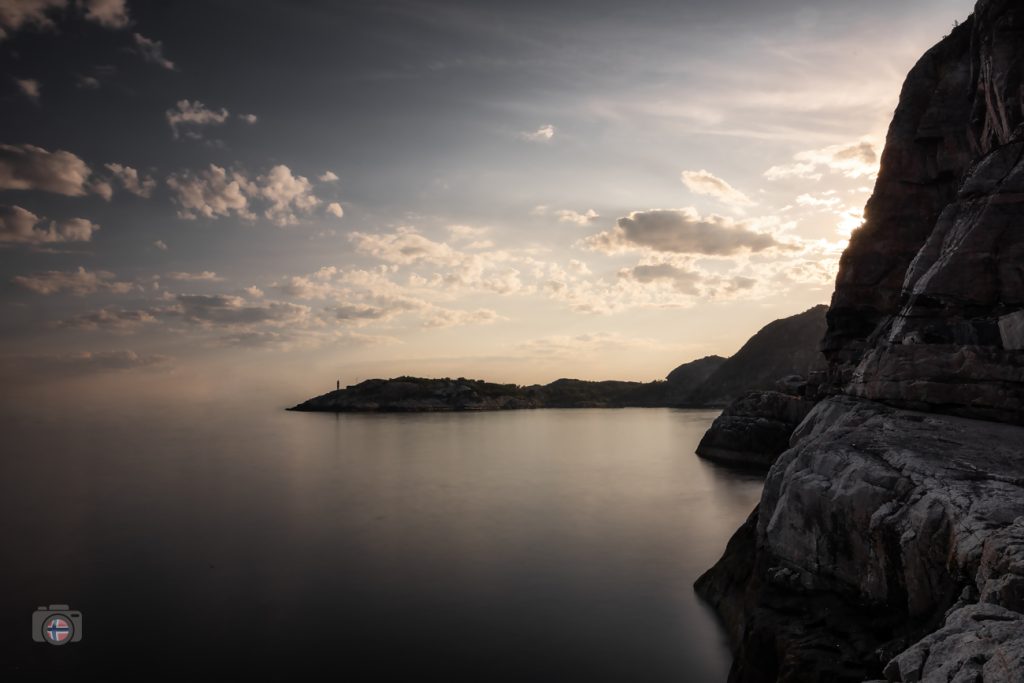 Felsige Küste im Morgenlicht - Langzeitbelichtung zwischen Fels und Meer in Norwegen
