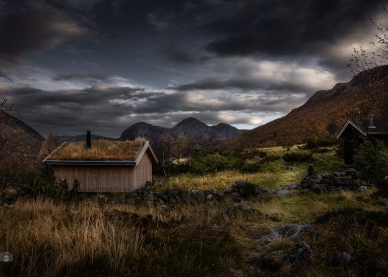 Verlassene Alm im herbstlichen Morgenlicht in Norwegen, umgeben von feuchtem Gras und stiller Berglandschaft. Ein Ort voller Ruhe, Erinnerung und sanfter Mystik.