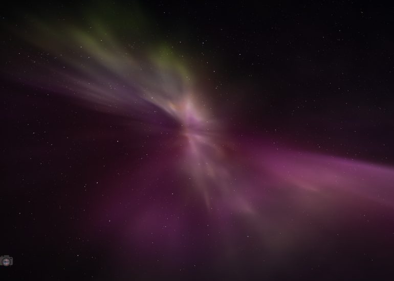 Nordlicht im Zenit direkt über dem Betrachter. Farbige Lichtbahnen aus Grün und Violett fallen wie eine Lichtdusche vom Nachthimmel herab.