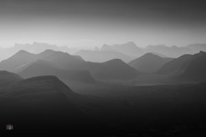Mehrere Bergketten im Nebel in schwarzweiß mit weichen Übergängen und reduzierter Bildwirkung
