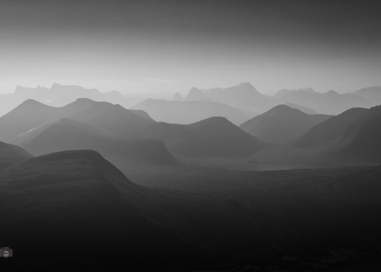 Mehrere Bergketten im Nebel in schwarzweiß mit weichen Übergängen und reduzierter Bildwirkung