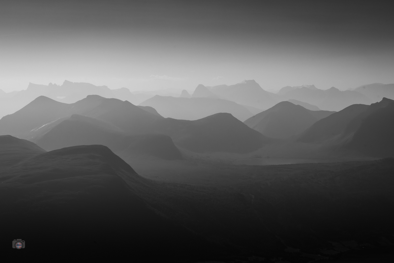 Mehrere Bergketten im Nebel in schwarzweiß mit weichen Übergängen und reduzierter Bildwirkung