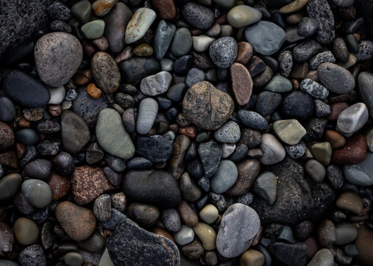 Nahaufnahme vieler unterschiedlich geformter und gefärbter Steine an einem norwegischen Steinstrand.