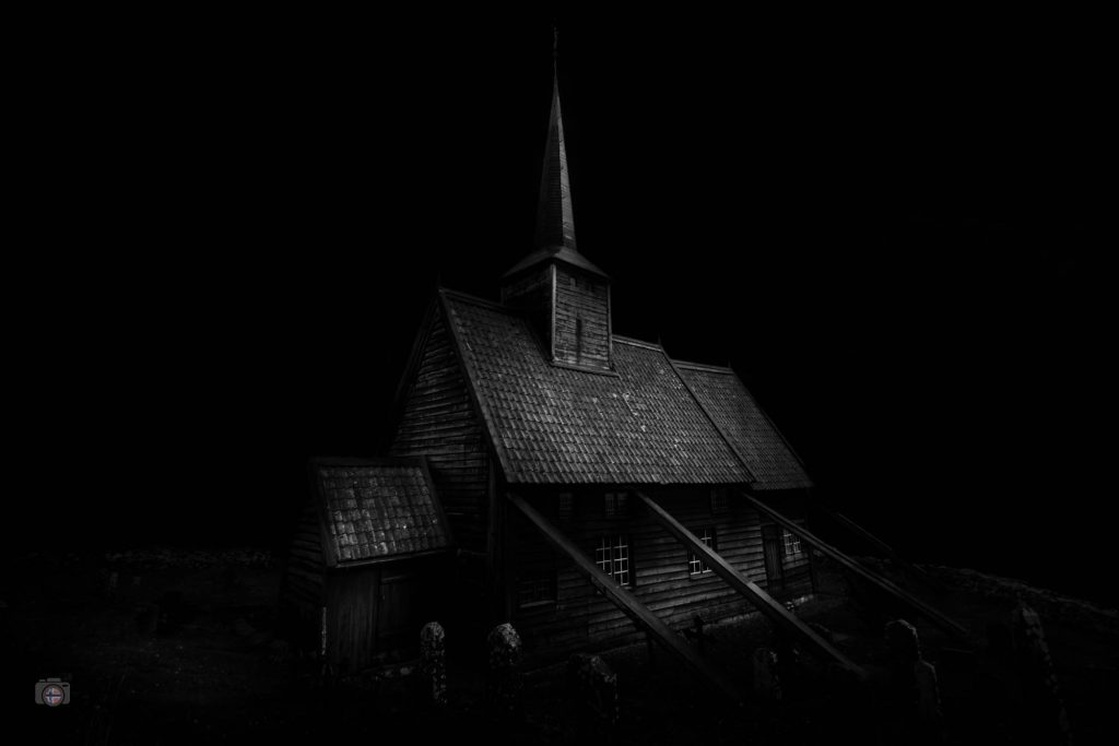 Dunkle norwegische Stabkirche in Schwarz-Weiß