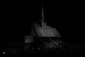 Dunkle norwegische Stabkirche in Schwarz-Weiß
