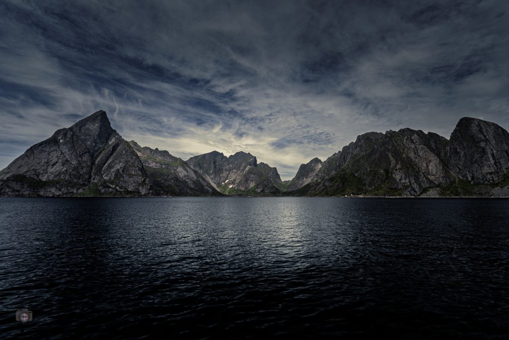 Dramatische Berge am Atlantik in Norwegen unter einem dunklen Wolkenhimmel