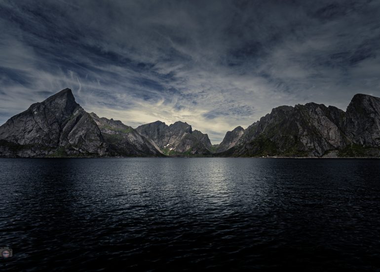 Dramatische Berge am Atlantik in Norwegen unter einem dunklen Wolkenhimmel