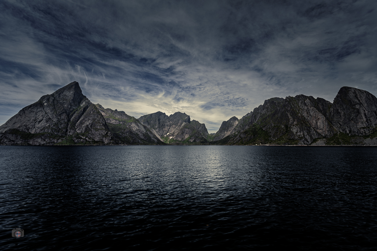Dramatische Berge am Atlantik in Norwegen unter einem dunklen Wolkenhimmel