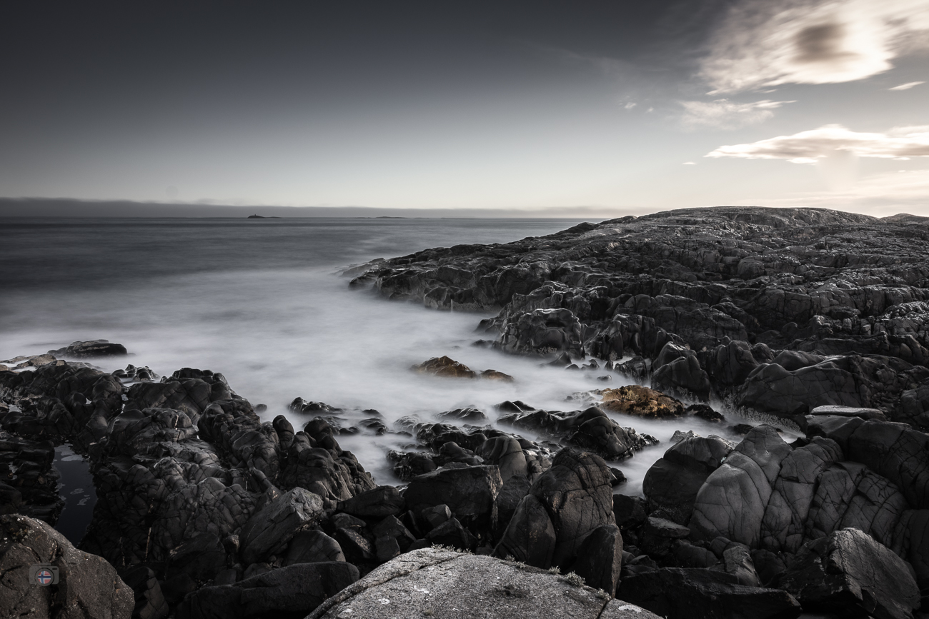 Die Felsen reichen noch ein letztes Stück hinaus ins Meer, dann öffnet sich der Blick in die Weite. Das Wasser verliert seine Bewegung und d