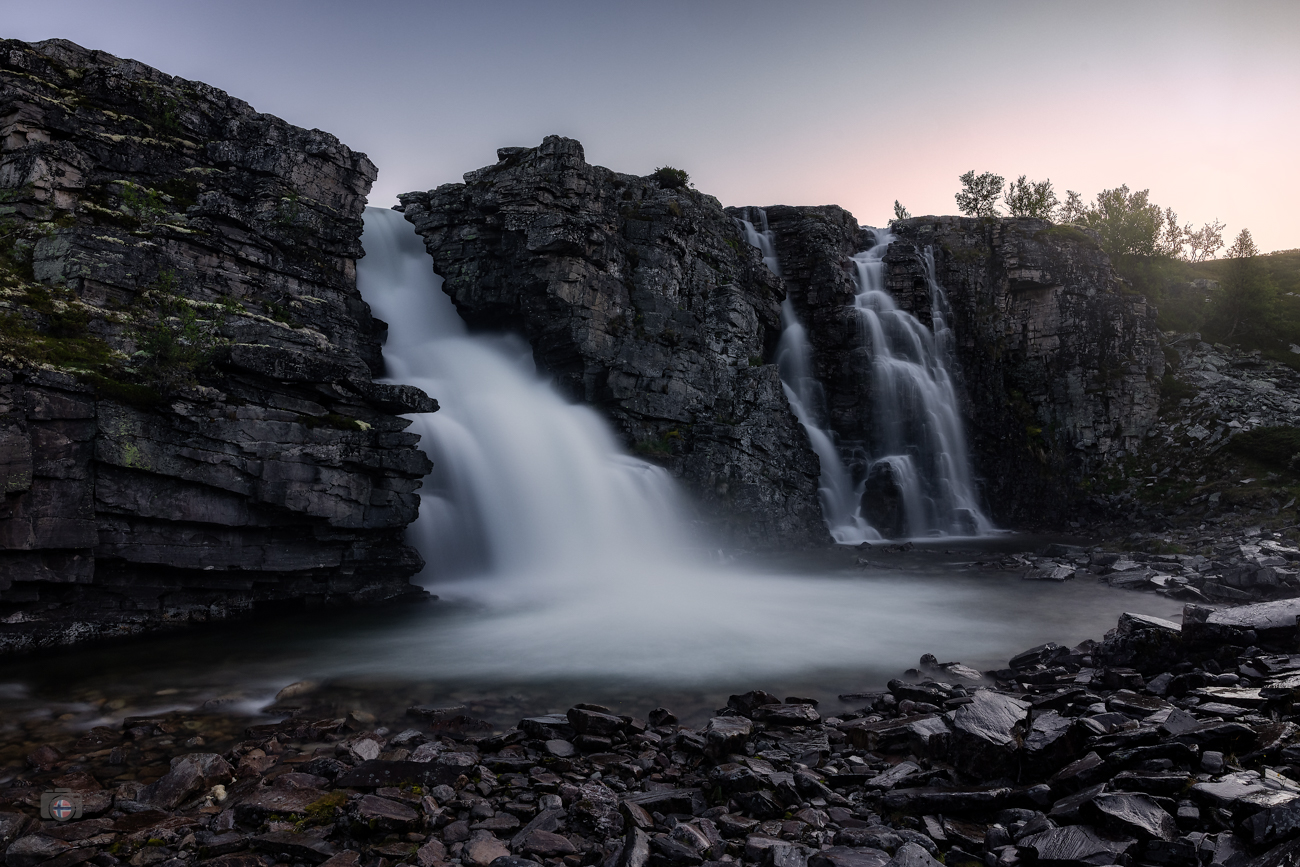 Zwischen den massiven Felswänden drängt das Wasser mit voller Kraft hervor. Es wirkt, als hätte die Landschaft selbst einen Spalt geöffnet u