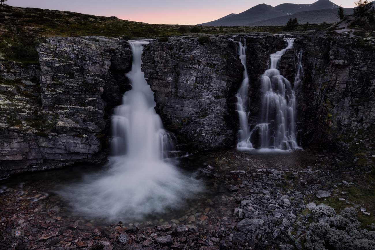 Aus derselben Landschaft fällt das Wasser auf zwei Wegen in die Tiefe. Der eine mächtig und geschlossen, der andere fein und vielstimmig. Zw
