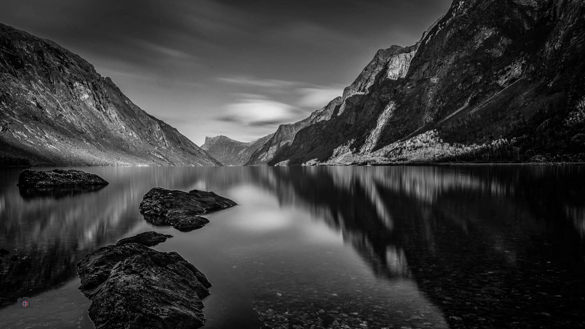 Schwarzweißer Bergsee in Norwegen mit klarer Spiegelung