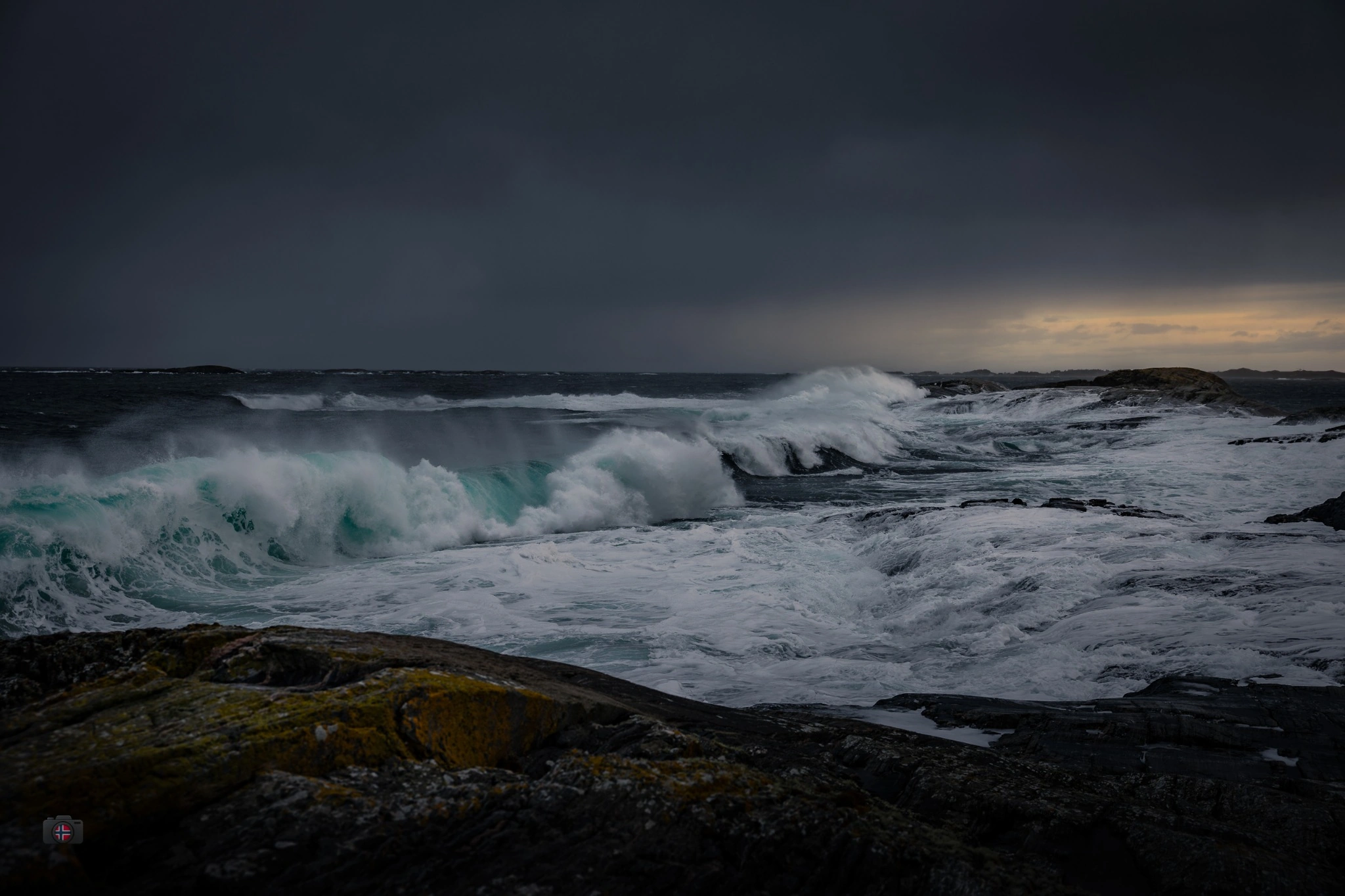 Brechende Sturmwellen vor der norwegischen Atlantikküste.